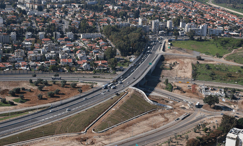 כביש 44 – כבישים עם בניינים ועצים מסביב